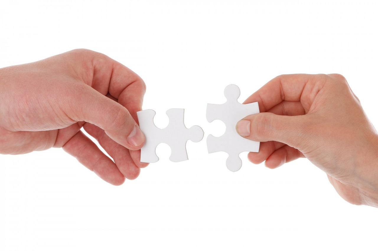 Hände mit Puzzleteile